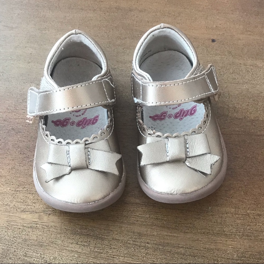 VGUC Pediped Gold Dress Shoes